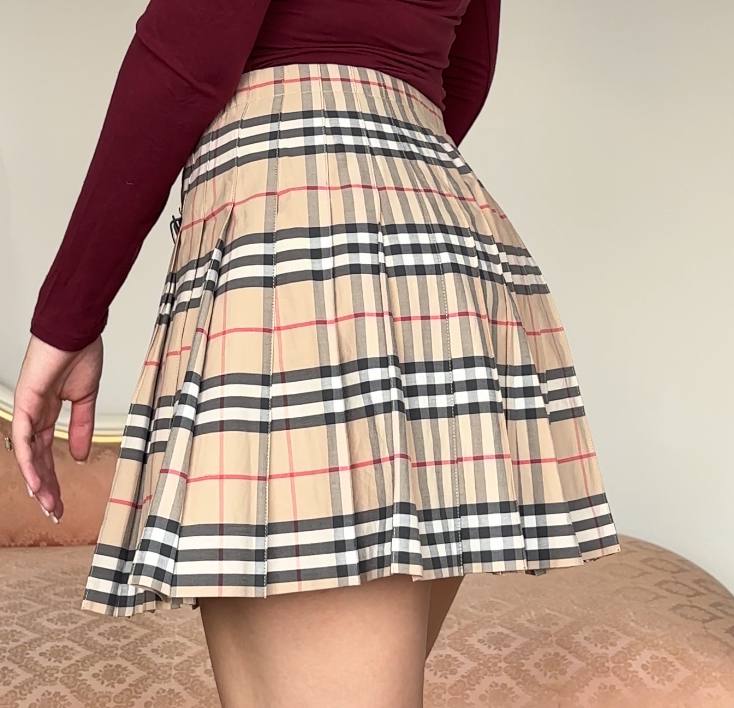 Burberry pleated skirt in beige