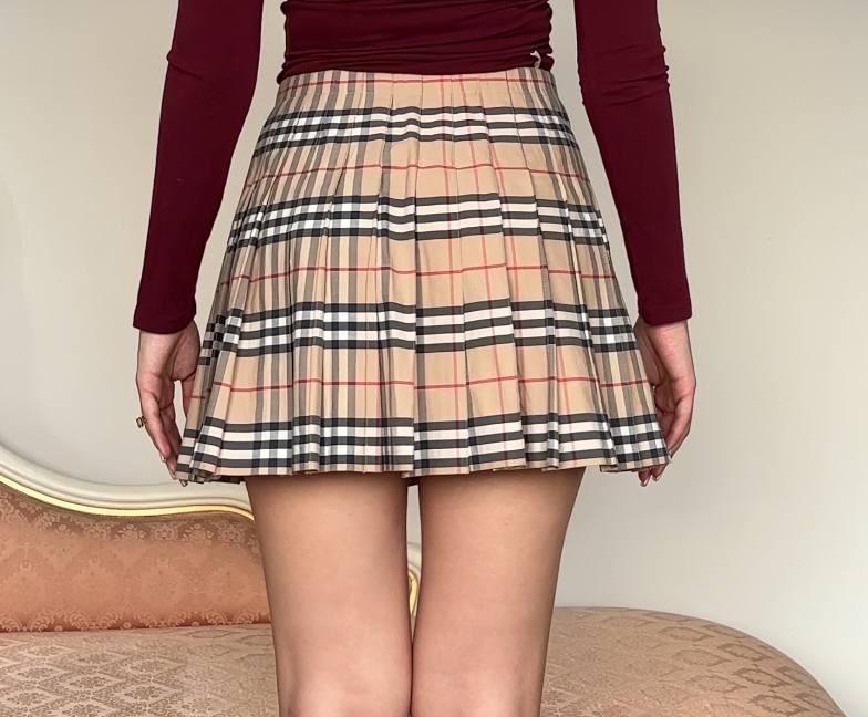 Burberry pleated skirt in beige